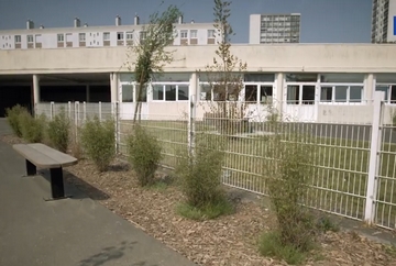 Espace verts et massifs draînants dans une cours d'école