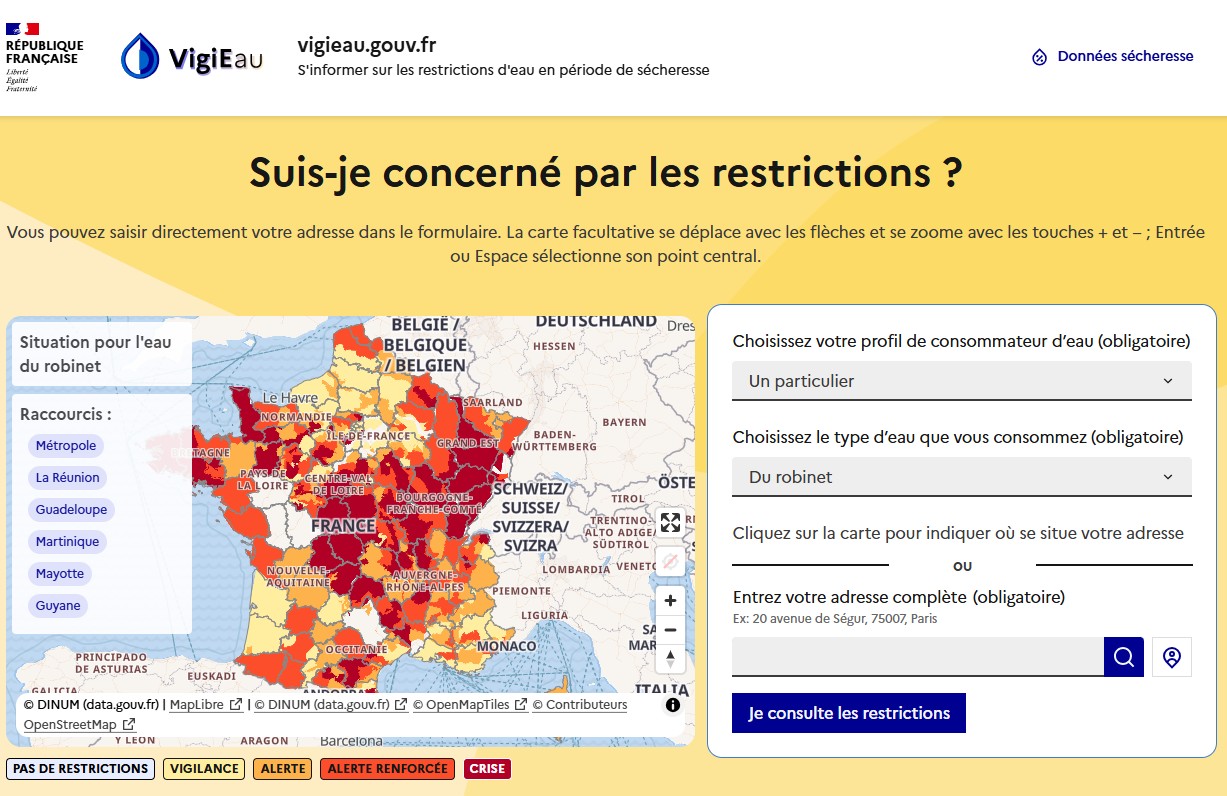 Carte de France de l'outil VigiEau où la majorité des départements apparaissent en orange, rouge ou bordeaux, signalant des niveaux de restriction d'eau élevés (alerte, alerte renforcée, crise), avec un formulaire de consultation par adresse.