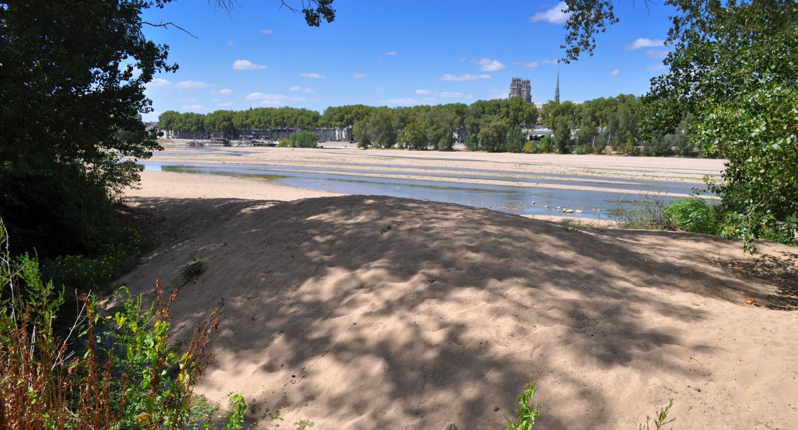 Lit d'une rivière du bassin Loire-Bretagne asséché en période de sécheresse et de fortes chaleurs