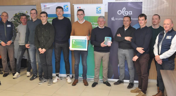 photo de groupe à la cérémonie de remise du trophée de l'eau à Olga