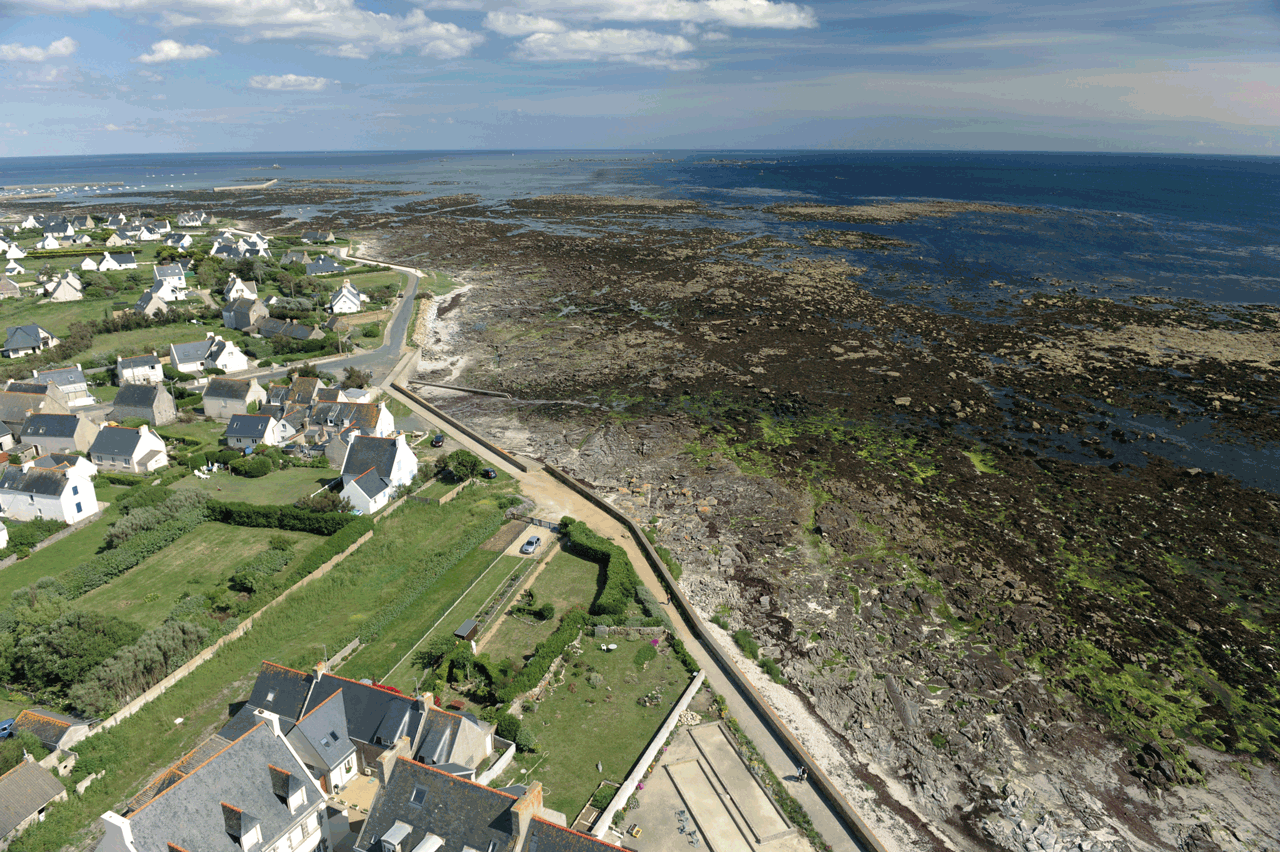 Vue aérienne d'une ville de borde de mer