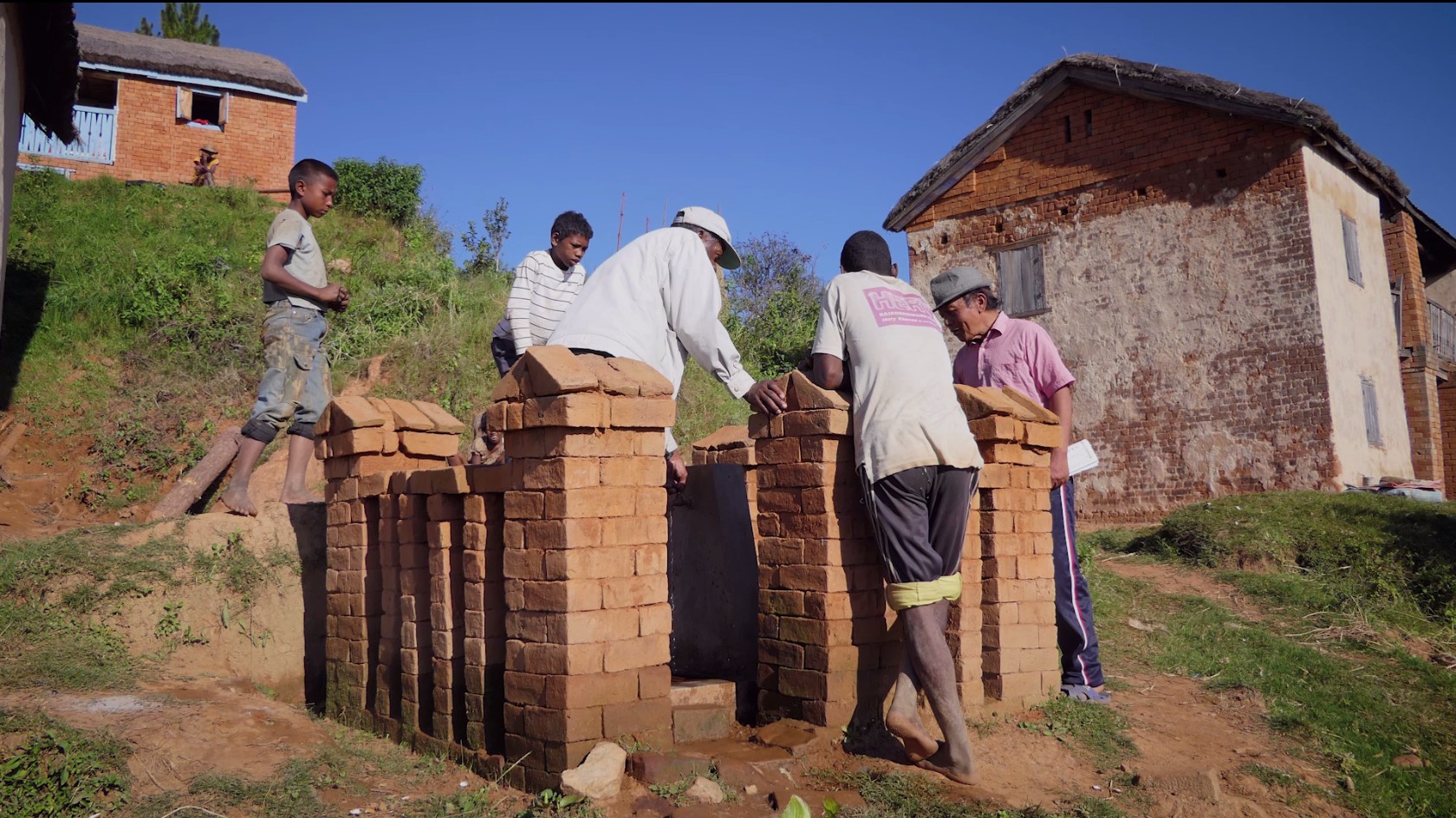 Borne fontaine : alimentation en eau potable des villages de Sahanivotry