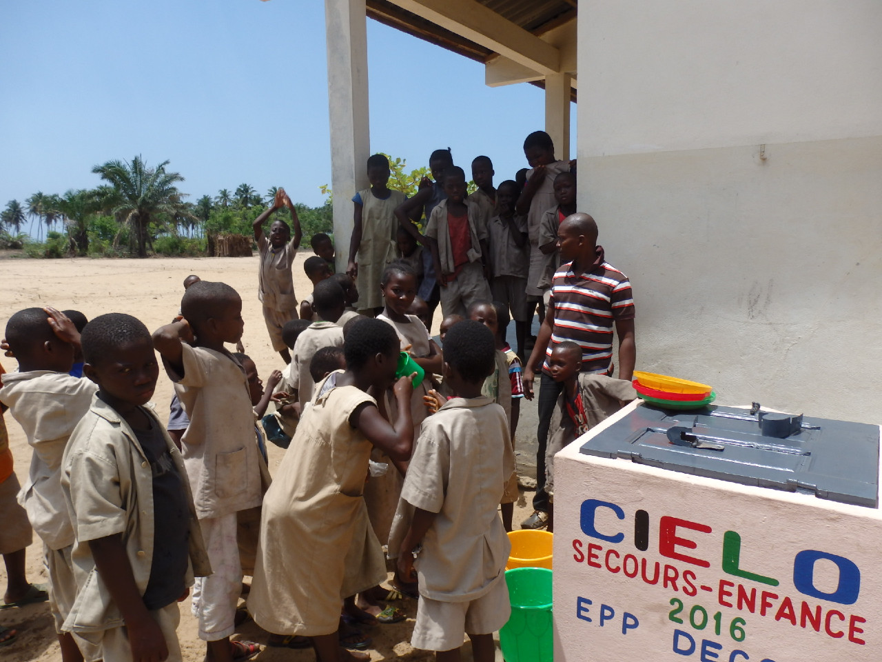 Borne fontaine à l'école élémentaire de Dégoué