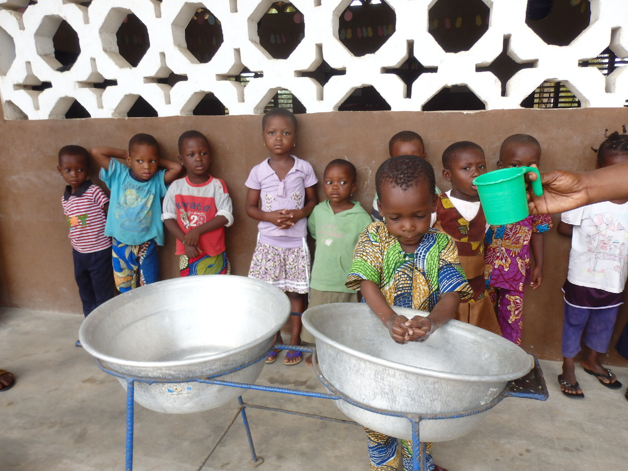 Apprentissage de l'hygiène des mains chez les tous petits grâce à l'eau désormais disponible à l'école maternelle de Djegbadji