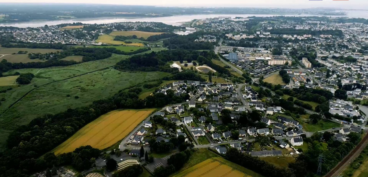 Le site industriel, classé Seveso, est installé au coeur d'une zone d'activité proche de la rade de Lorient