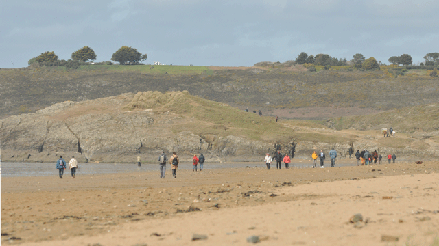 Promeneurs sur la plage de Saint-Anne-La-Palud