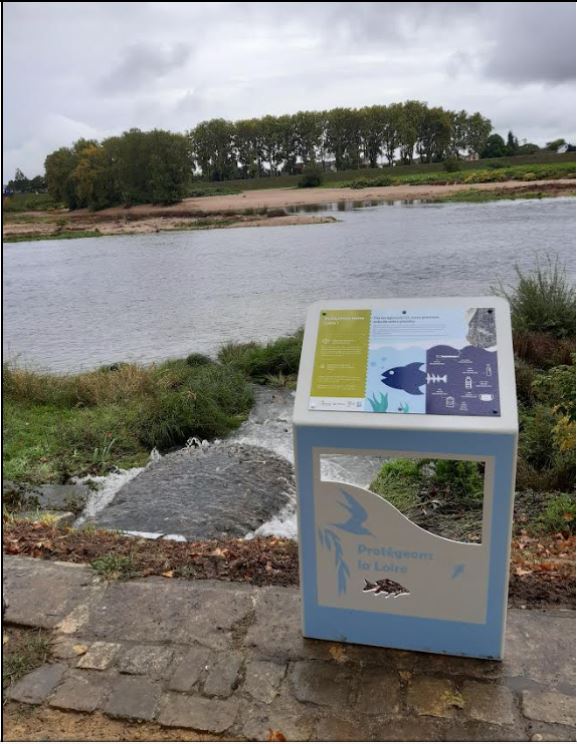 Photo d'un filet anti-déchets et d'un panneau pédagogique à Nevers (58)