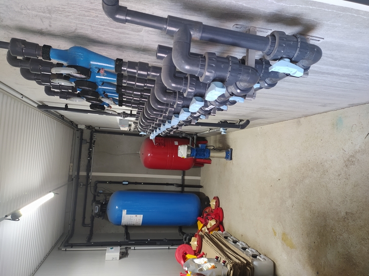 Photos de systèmes de traitement de l’eau de pluie et répartition entre les différents usages