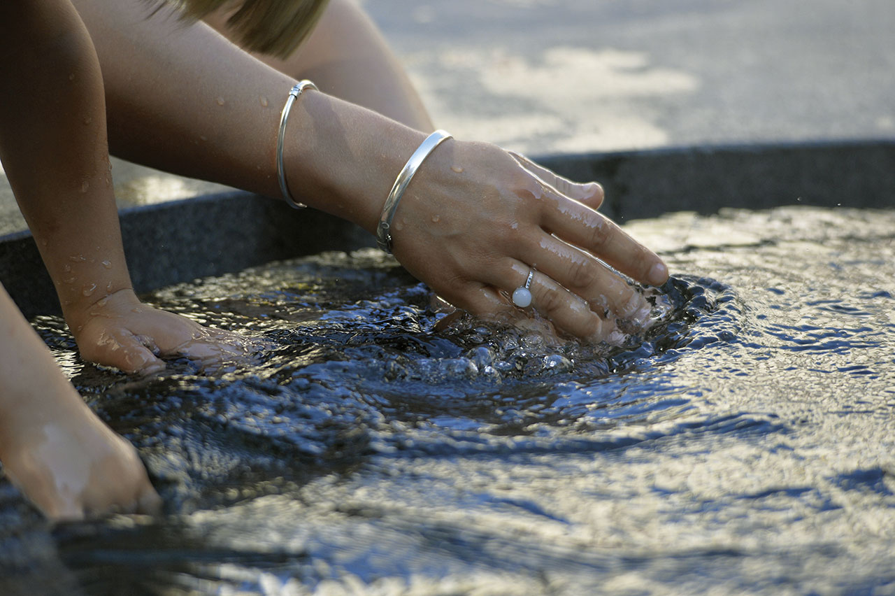 photo de mains d'enfant dans l'eau